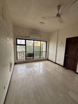 Room in 3 BHK Apartment at Sterling Seaface, Worli – for Rent