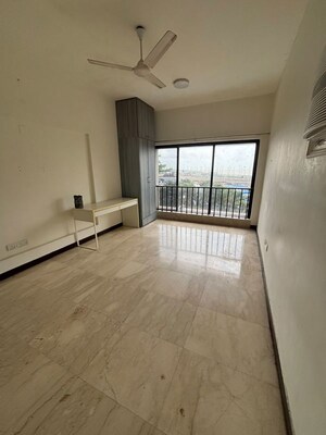 Room in 3 BHK Apartment at Sterling Seaface, Worli – for Rent