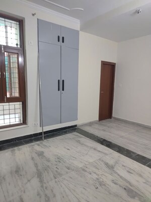 Staircase in 3.5 BHK Builder Floor at RWA Apartments Sector 40, Sector 40 – for Rent