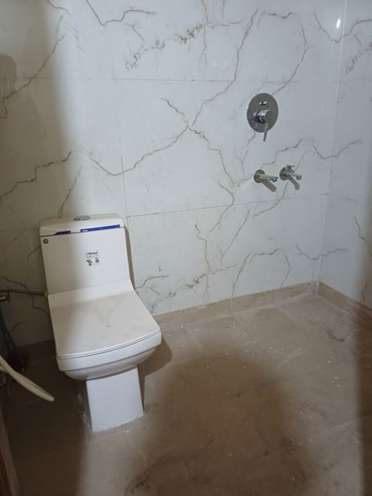 Bathroom, laxmi nagar 3 Bedroom 150 Sq.Yd. Builder Floor In Laxmi Nagar Delhi 10773568