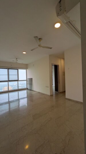 Room in 2 BHK Apartment at Piramal Aranya, Byculla – for Rent