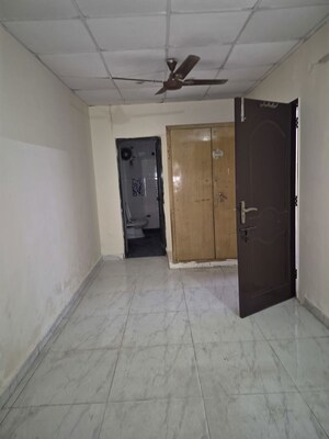 Furnished Amenities in 3.5 BHK Apartment at Mayur Vihar – for Rent