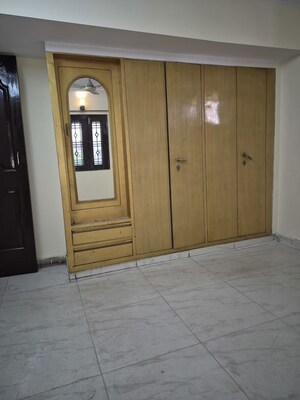 Furnished Amenities in 3.5 BHK Apartment at Mayur Vihar – for Rent