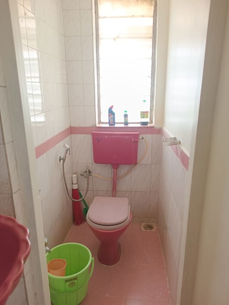 Bathroom, ic colony 2.5 Bedroom 900 Sq.Ft. Apartment In Ic Colony Mumbai 10775823