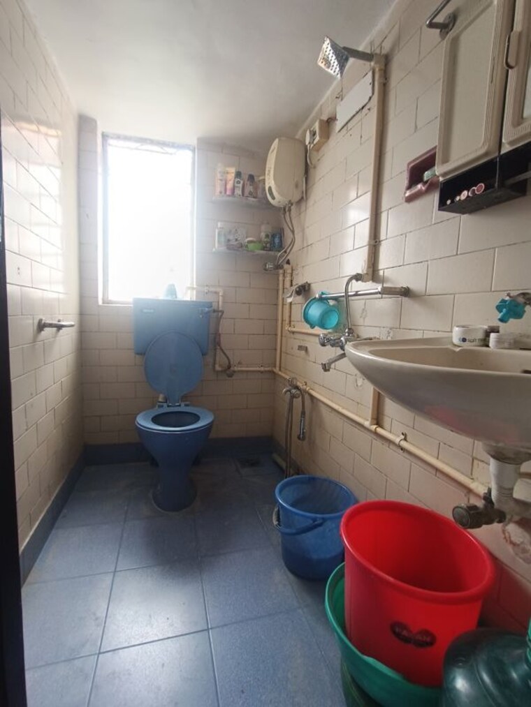 Bathroom, ic colony 2.5 Bedroom 900 Sq.Ft. Apartment In Ic Colony Mumbai 10775823