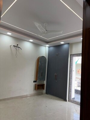 Room in 3 BHK Builder Floor at Palam Vihar – for Rent