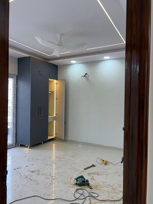 Room in 3 BHK Builder Floor at Palam Vihar – for Rent