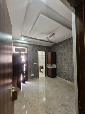 Building Lobby in 3 BHK Apartment at Shiva Motia Huys, Pir Machalla – for Rent