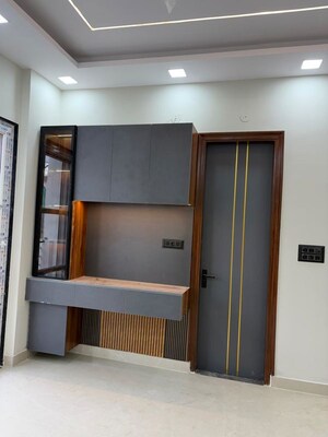 Room in 3 BHK Builder Floor at Palam Vihar – for Rent