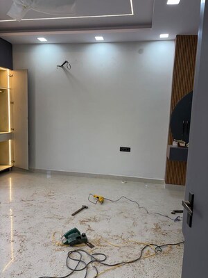 Room in 3 BHK Builder Floor at Palam Vihar – for Rent