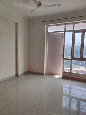 Room in 3.5 BHK Apartment at Pareena Express Heights, Sector 99 – for Rent