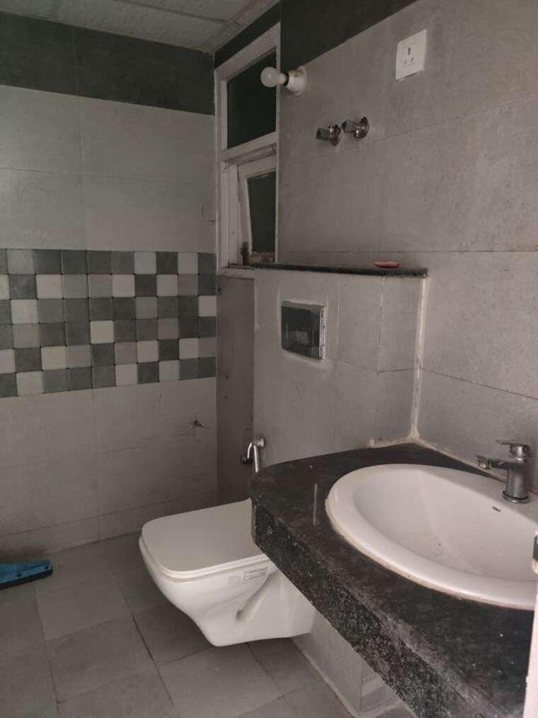 Bathroom, pareena-express-heights 3.5 Bedroom 2000 Sq.Ft. Apartment In Sector 99 Gurgaon 10775870