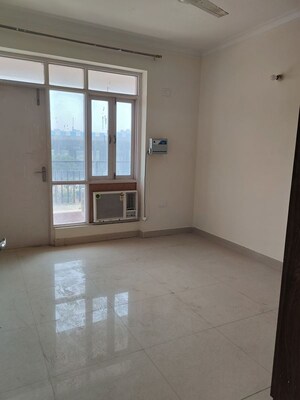 Room in 3.5 BHK Apartment at Pareena Express Heights, Sector 99 – for Rent