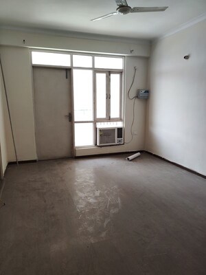 Room in 3.5 BHK Apartment at Pareena Express Heights, Sector 99 – for Rent