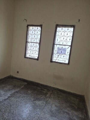 Room in 1.5 BHK Apartment at Mayur Vihar – for Rent