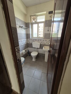 Attached Bathroom in 3.5 BHK Apartment at Vasant Apartment Mayur Vihar, Mayur Vihar 1 – for Sale