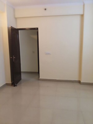 Room in 3 BHK Apartment at Aims Golf City, Sector 75 – for Rent