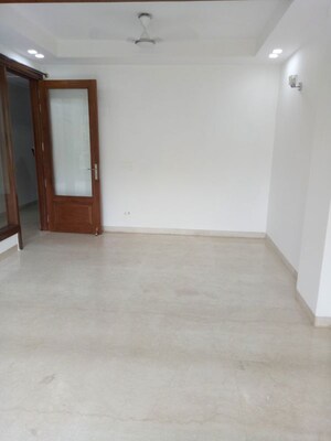 Room in 3 BHK Builder Floor at Safdarjung Enclave – for Rent