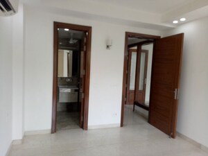 Room in 3 BHK Builder Floor at Safdarjung Enclave – for Rent