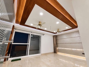 Room in 3 BHK Builder Floor at Defence Colony – for Rent
