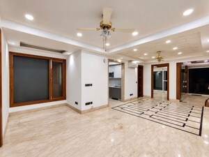 Room in 3 BHK Builder Floor at Defence Colony – for Rent