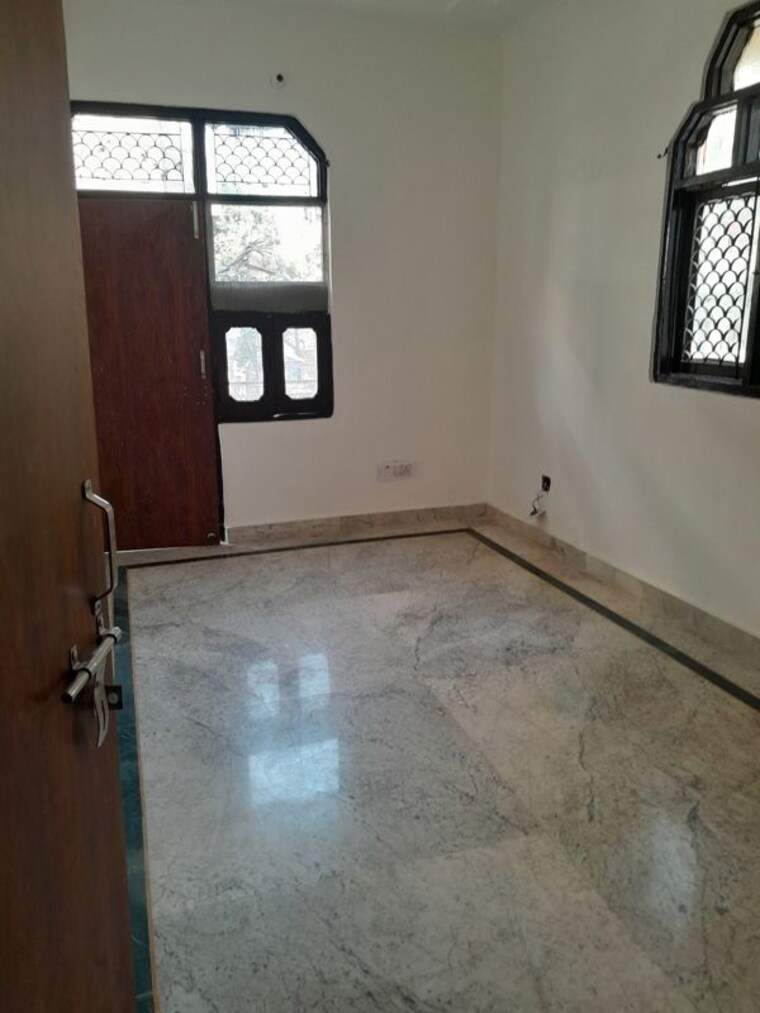Room, rohini sector 16 2 Bedroom 85 Sq.Yd. Builder Floor In Rohini Sector 16 Delhi 10776558