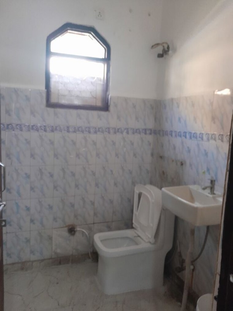 Bathroom, rohini sector 16 2 Bedroom 85 Sq.Yd. Builder Floor In Rohini Sector 16 Delhi 10776558