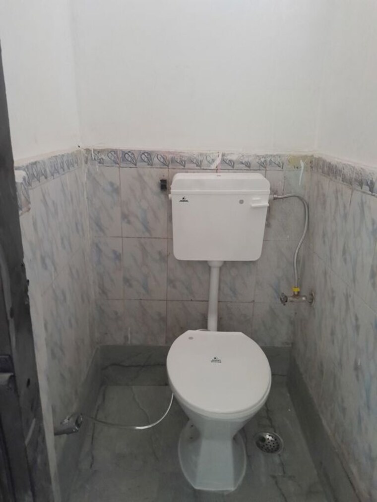 Bathroom, rohini sector 16 2 Bedroom 85 Sq.Yd. Builder Floor In Rohini Sector 16 Delhi 10776558