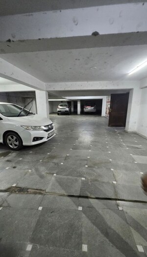 Parking in 4 BHK Builder Floor at Vivek Vihar – for Rent