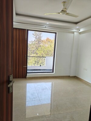 Room in 3.5 BHK Apartment at Ambience Creacions, Sector 22 – for Rent