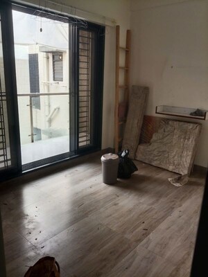 Room in 2.5 BHK Apartment at Relcon Rajat Dhaulagiri, Vile Parle East – for Rent