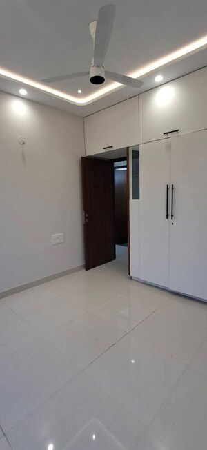 Room in 2 BHK Apartment at Dynamix Divum, Malad East – for Rent