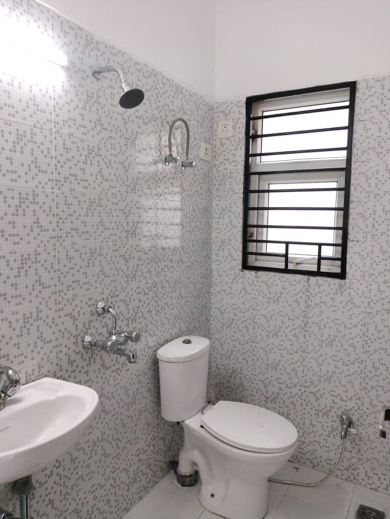 Bathroom, bptp-park-elite-floors 3 Bedroom 1440 Sq.Ft. Builder Floor In Sector 85 Faridabad 10776636