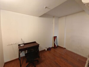 Room in 2.5 BHK Apartment at Central Park Resorts, Sector 48 – for Rent