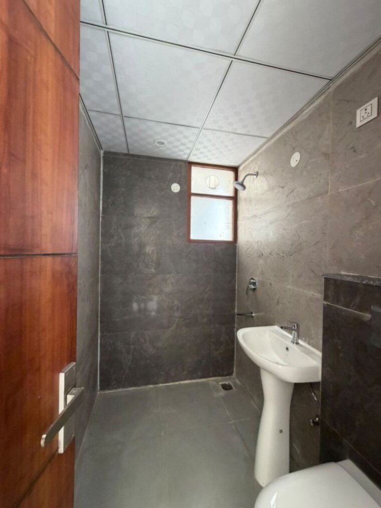 Bathroom, the-suman-marvelous 3 Bedroom 1895 Sq.Ft. Apartment In Ramgarh Bhudda Zirakpur 10776681