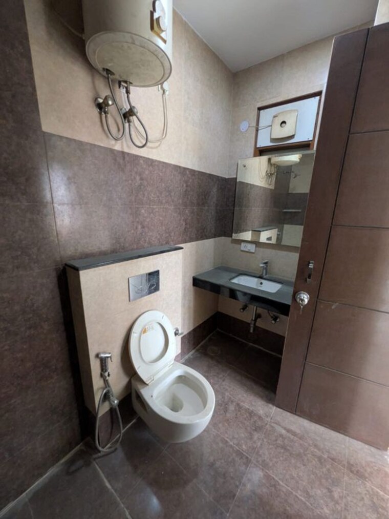 Bathroom, sector 57 3 Bedroom 205 Sq.Yd. Builder Floor In Sector 57 Gurgaon 10776747
