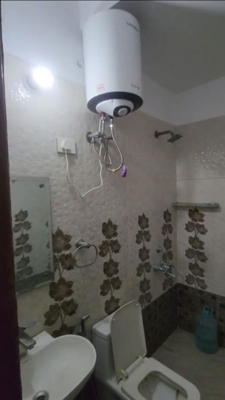 Bathroom, sector 57 2 Bedroom 205 Sq.Yd. Builder Floor In Sector 57 Gurgaon 10776760