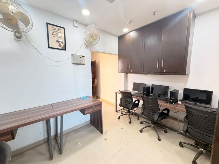 Team Area, netaji subhash place Commercial Office Space 489 Sq.Ft. In Netaji Subhash Place Delhi 10776890