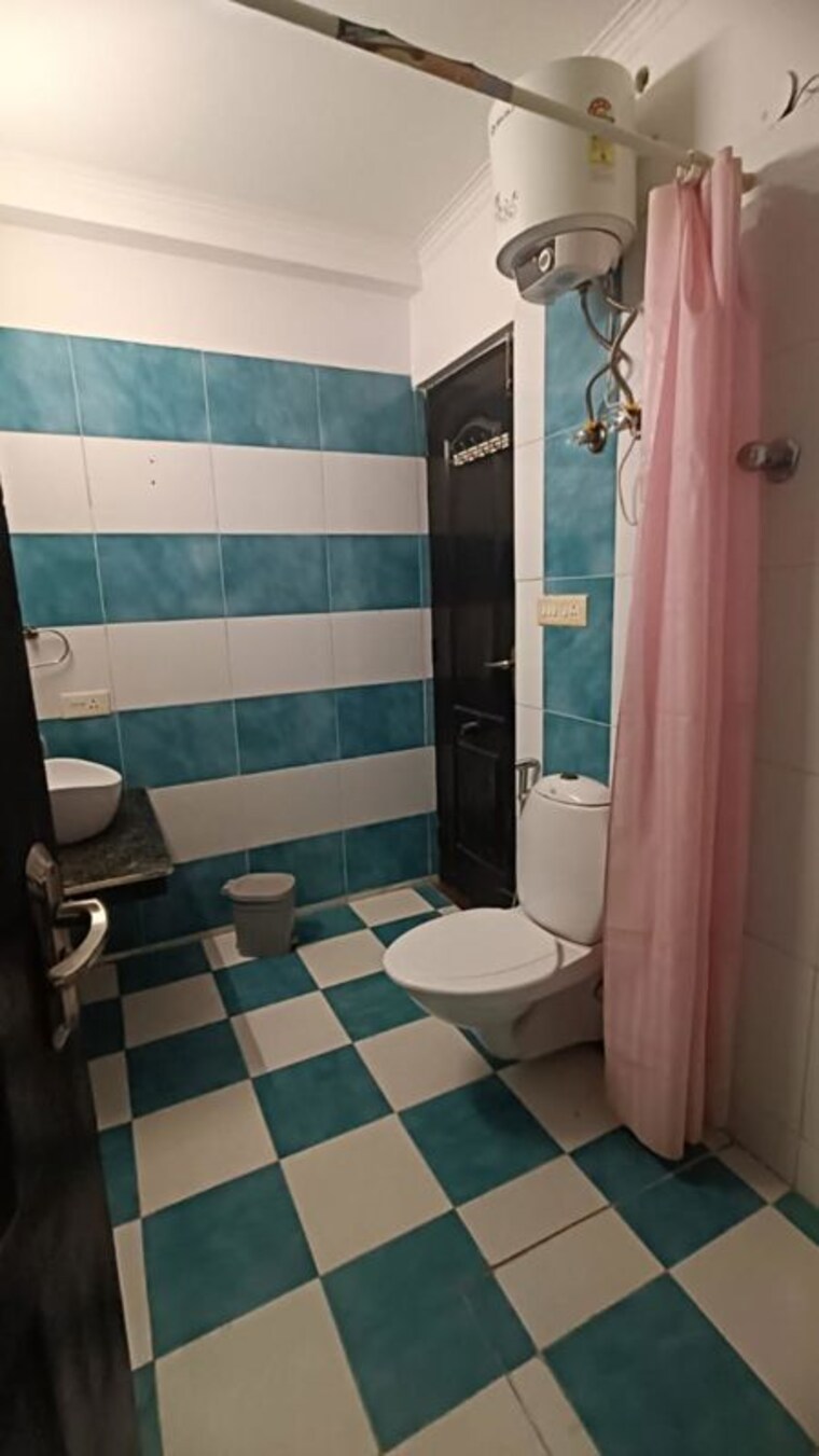 Bathroom, k-world-royal-court 4 Bedroom 3250 Sq.Ft. Apartment In Sector 39 Gurgaon 10777008