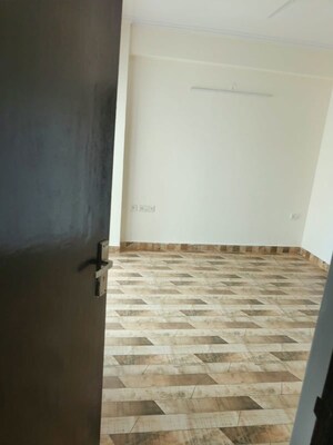 Room in 3 BHK Apartment at Aims Golf City, Sector 75 – for Rent