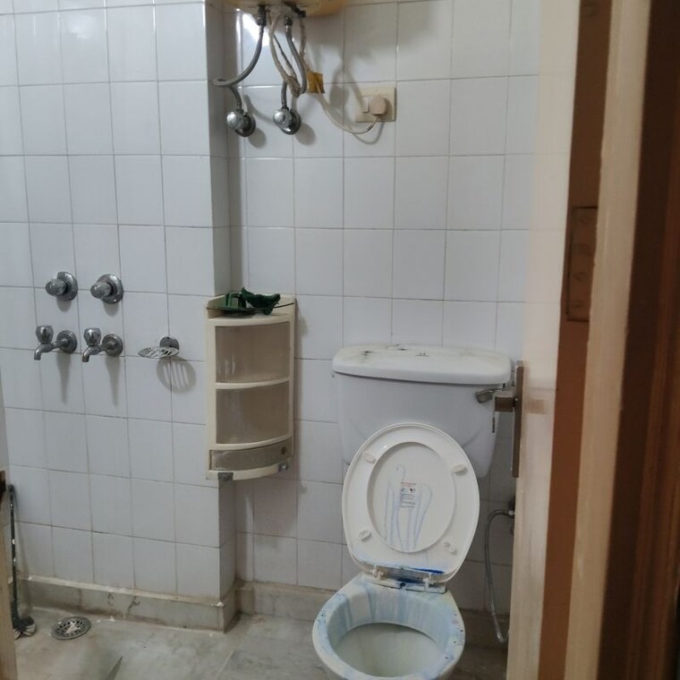 Bathroom, ss-mayfield-gardens 2.5 Bedroom 1285 Sq.Ft. Builder Floor In Sector 51 Gurgaon 10777144