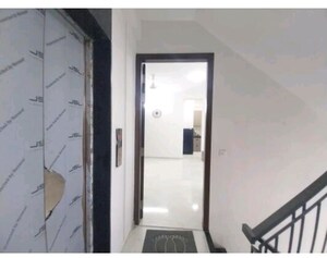 Room in 2.5 BHK Builder Floor at Smart World Gems, Sector 89 – for Rent