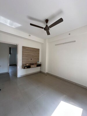Room in 3.5 BHK Apartment at BPTP Mansions, Sector 66 – for Rent