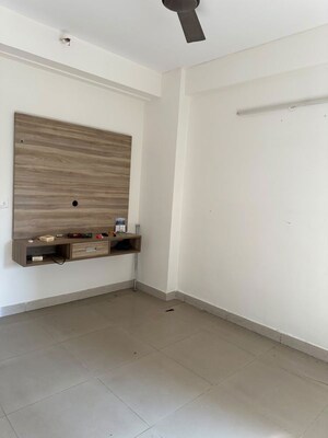 Room in 3.5 BHK Apartment at BPTP Mansions, Sector 66 – for Rent