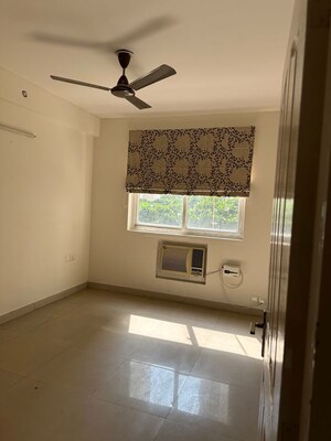 Room in 3.5 BHK Apartment at BPTP Mansions, Sector 66 – for Rent