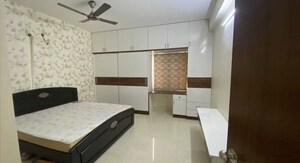 Room in 3 BHK Apartment at Alkapuri – for Rent