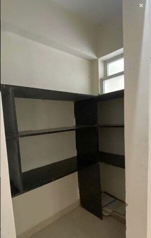 Room in 3 BHK Apartment at Alkapuri – for Rent