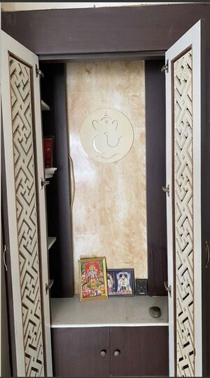 Furnished Amenities in 3 BHK Apartment at Alkapuri – for Rent