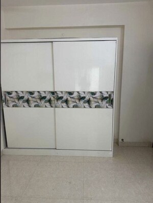 Room in 3 BHK Apartment at Alkapuri – for Rent