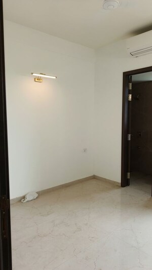 Room in 3.5 BHK Apartment at Smart World Orchard, Sector 61 – for Rent